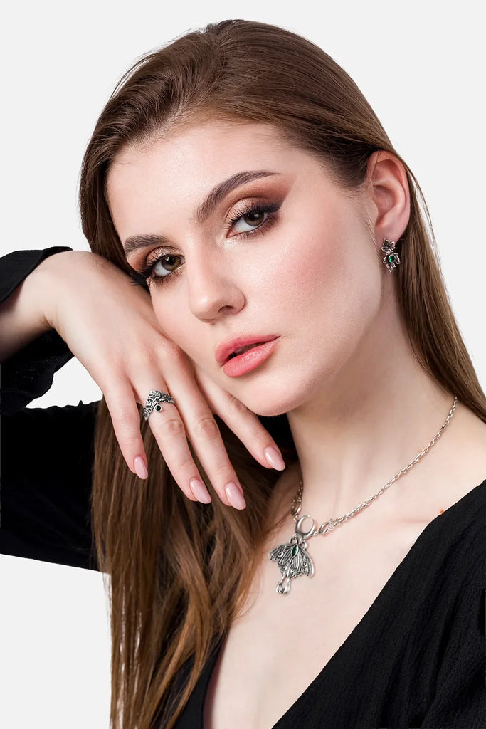 Luna Moth Choker Met Smaragdgroene Kristal & Crescent Maan, Celestial Gothic Sieraad